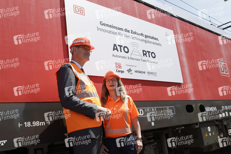 Erste automatisierte Güterzuglokomotive von DB Cargo im Testbetrieb in Köln