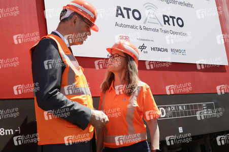 Erste automatisierte Güterzuglokomotive von DB Cargo im Testbetrieb in Köln