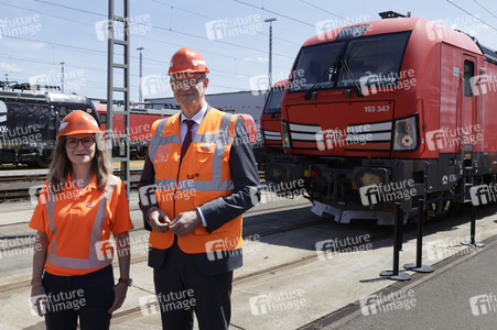 Erste automatisierte Güterzuglokomotive von DB Cargo im Testbet