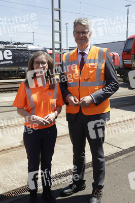 Erste automatisierte Güterzuglokomotive von DB Cargo im Testbetrieb in Köln