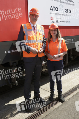 Erste automatisierte Güterzuglokomotive von DB Cargo im Testbetrieb in Köln