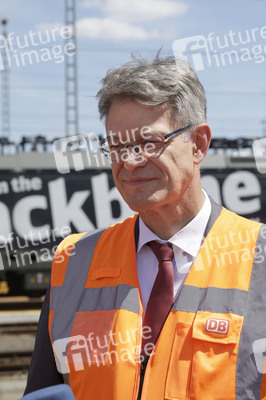 Erste automatisierte Güterzuglokomotive von DB Cargo im Testbet