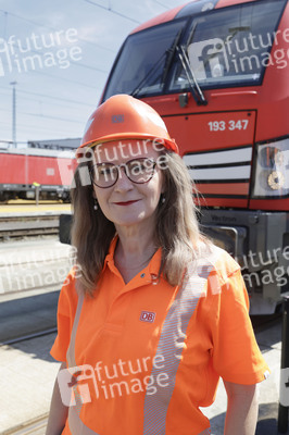 Erste automatisierte Güterzuglokomotive von DB Cargo im Testbetrieb in Köln