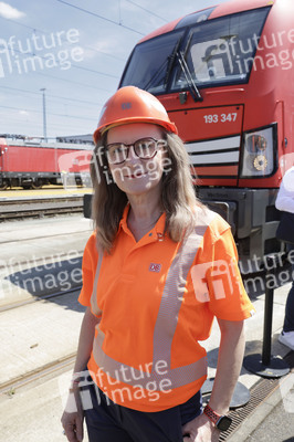 Erste automatisierte Güterzuglokomotive von DB Cargo im Testbetrieb in Köln