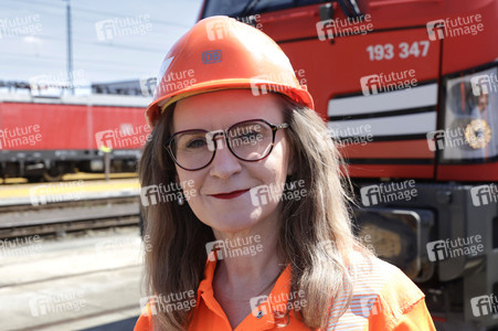 Erste automatisierte Güterzuglokomotive von DB Cargo im Testbetrieb in Köln