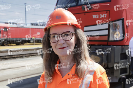 Erste automatisierte Güterzuglokomotive von DB Cargo im Testbetrieb in Köln