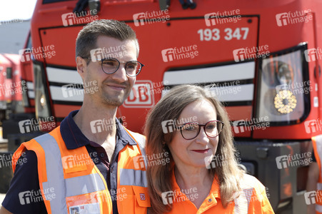 Erste automatisierte Güterzuglokomotive von DB Cargo im Testbetrieb in Köln