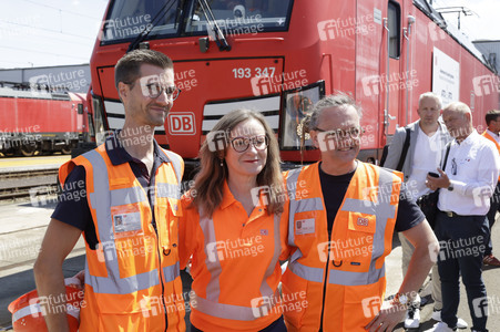 Erste automatisierte Güterzuglokomotive von DB Cargo im Testbetrieb in Köln