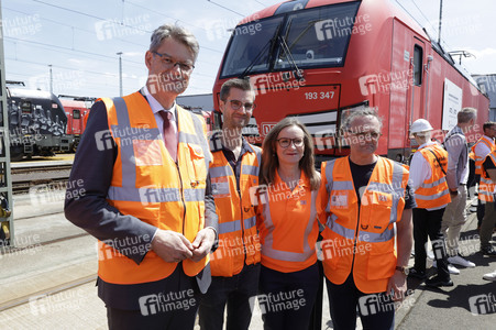 Erste automatisierte Güterzuglokomotive von DB Cargo im Testbetrieb in Köln