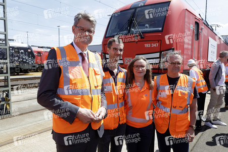 Erste automatisierte Güterzuglokomotive von DB Cargo im Testbetrieb in Köln