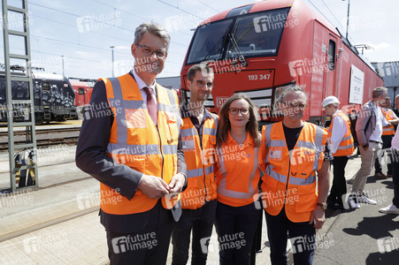 Erste automatisierte Güterzuglokomotive von DB Cargo im Testbetrieb in Köln