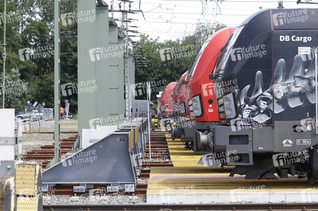 Erste automatisierte Güterzuglokomotive von DB Cargo im Testbetrieb in Köln