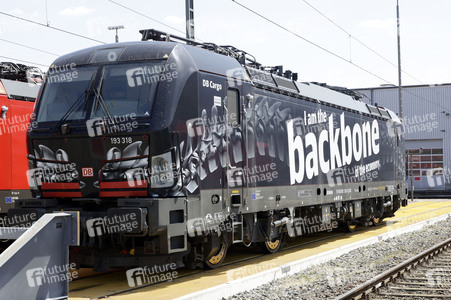 Erste automatisierte Güterzuglokomotive von DB Cargo im Testbetrieb in Köln