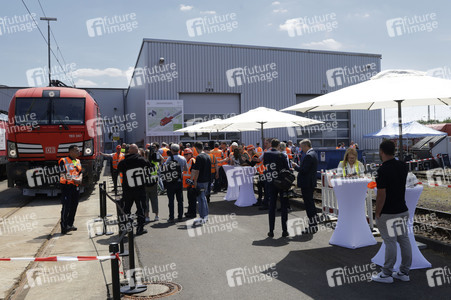 Erste automatisierte Güterzuglokomotive von DB Cargo im Testbetrieb in Köln