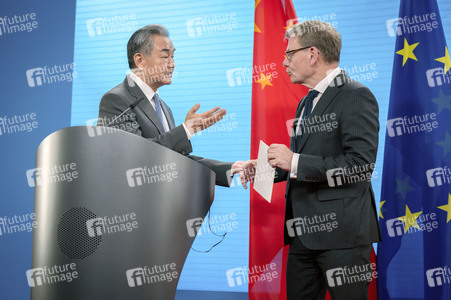 Pressekonferenz des chinesischen Außenministers und des deutschen Außenministers in Berlin