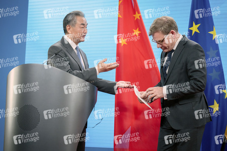 Pressekonferenz des chinesischen Außenministers und des deutschen Außenministers in Berlin