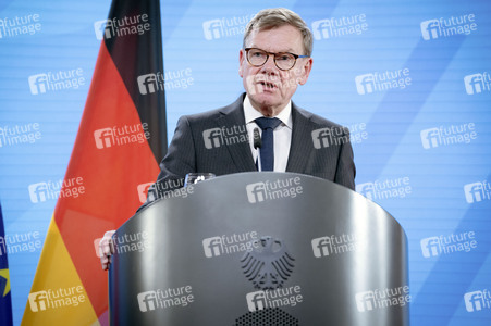 Pressekonferenz des chinesischen Außenministers und des deutschen Außenministers in Berlin