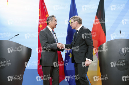 Pressekonferenz des chinesischen Außenministers und des deutschen Außenministers in Berlin