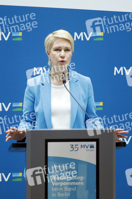 Pressekonferenz von Carsten Schneider mit Manuela Schwesig und Till Backhaus in Berlin