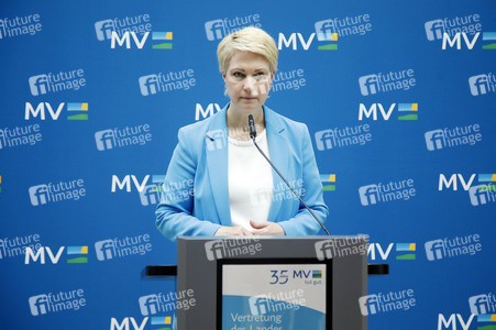 Pressekonferenz von Carsten Schneider mit Manuela Schwesig und Till Backhaus in Berlin