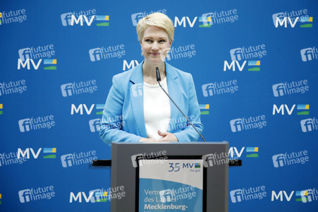 Pressekonferenz von Carsten Schneider mit Manuela Schwesig und Till Backhaus in Berlin