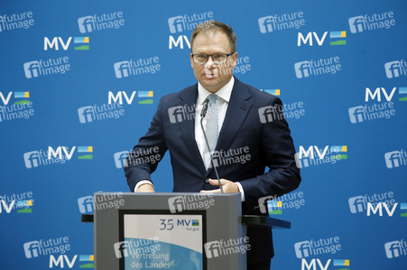 Pressekonferenz von Carsten Schneider mit Manuela Schwesig und Till Backhaus in Berlin