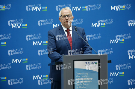 Pressekonferenz von Carsten Schneider mit Manuela Schwesig und Till Backhaus in Berlin