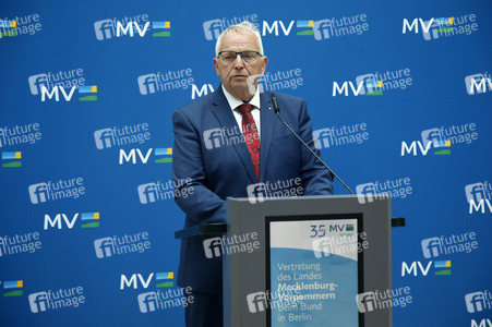 Pressekonferenz von Carsten Schneider mit Manuela Schwesig und Till Backhaus in Berlin