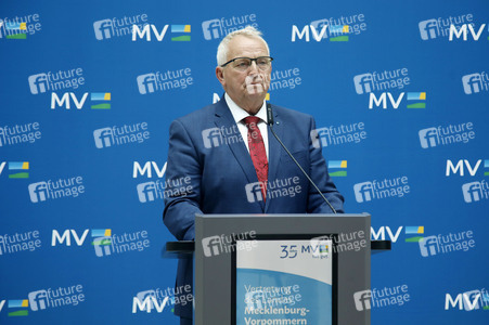 Pressekonferenz von Carsten Schneider mit Manuela Schwesig und Till Backhaus in Berlin