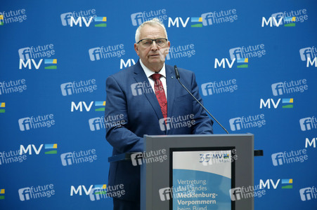 Pressekonferenz von Carsten Schneider mit Manuela Schwesig und Till Backhaus in Berlin