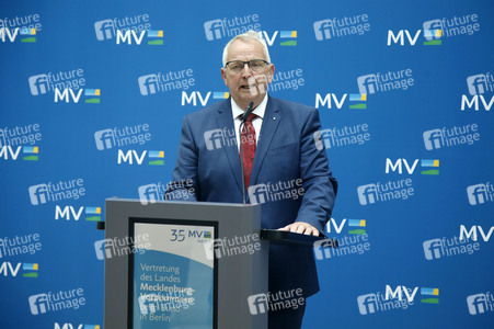 Pressekonferenz von Carsten Schneider mit Manuela Schwesig und Till Backhaus in Berlin