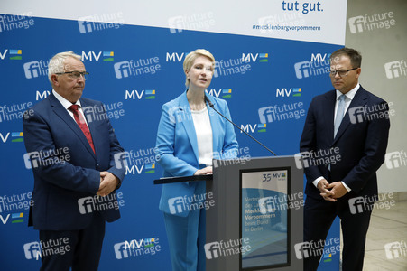 Pressekonferenz von Carsten Schneider mit Manuela Schwesig und Till Backhaus in Berlin