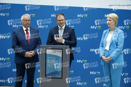 Pressekonferenz von Carsten Schneider mit Manuela Schwesig und Till Backhaus in Berlin