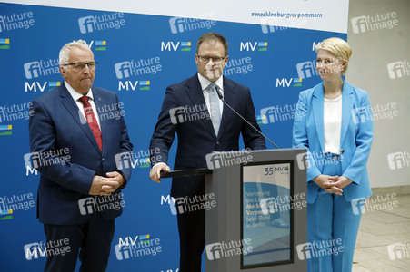 Pressekonferenz von Carsten Schneider mit Manuela Schwesig und Till Backhaus in Berlin