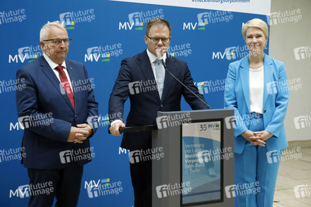 Pressekonferenz von Carsten Schneider mit Manuela Schwesig und Till Backhaus in Berlin