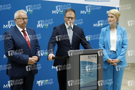 Pressekonferenz von Carsten Schneider mit Manuela Schwesig und Till Backhaus in Berlin
