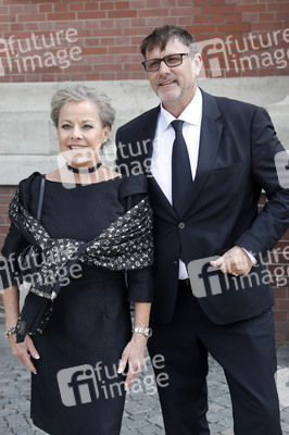 Öffentliche Gedenkfeier für Carlo von Tiedemann in Hamburg