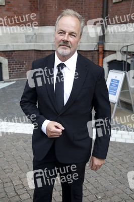 Öffentliche Gedenkfeier für Carlo von Tiedemann in Hamburg