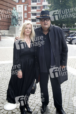 Öffentliche Gedenkfeier für Carlo von Tiedemann in Hamburg