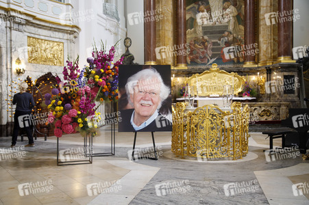 Öffentliche Gedenkfeier für Carlo von Tiedemann in Hamburg