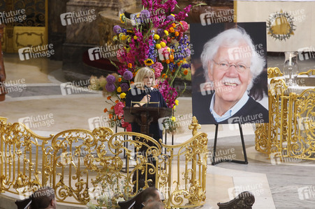 Öffentliche Gedenkfeier für Carlo von Tiedemann in Hamburg
