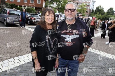Öffentliche Gedenkfeier für Carlo von Tiedemann in Hamburg