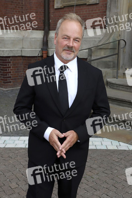 Öffentliche Gedenkfeier für Carlo von Tiedemann in Hamburg