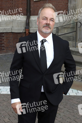 Öffentliche Gedenkfeier für Carlo von Tiedemann in Hamburg