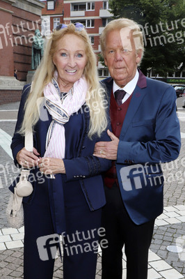 Öffentliche Gedenkfeier für Carlo von Tiedemann in Hamburg