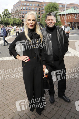 Öffentliche Gedenkfeier für Carlo von Tiedemann in Hamburg