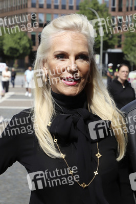 Öffentliche Gedenkfeier für Carlo von Tiedemann in Hamburg