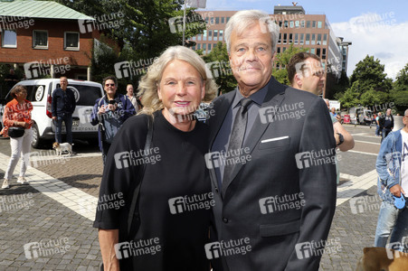 Öffentliche Gedenkfeier für Carlo von Tiedemann in Hamburg