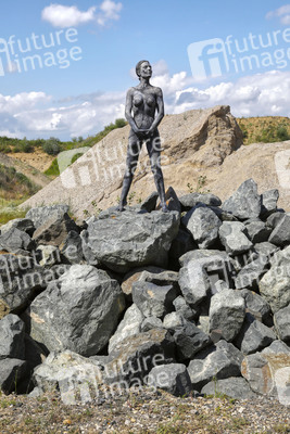 NATURE ART: Black Stones Bodypainting