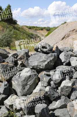 NATURE ART: Black Stones Bodypainting